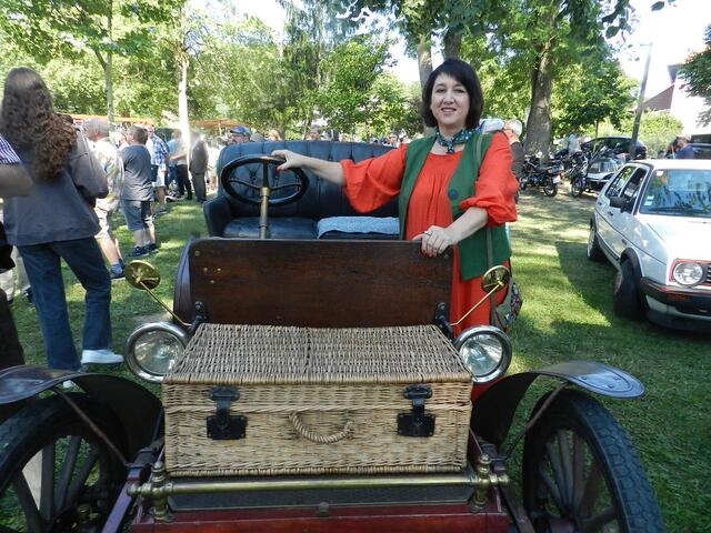 Christa Berger ( Gefällt das   Auto weil es das Ältere  Fahrzeug heute  war  Baujahr   1902 )