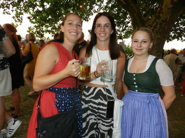 Jenny Ertl  , Sabrina Ott, Leonie Lieber(  trinken Bier, Aloholfrei gespritzt , oder ein 1/8 Wein