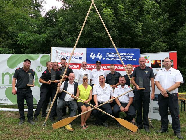 Bgm. Richard Hochratner und VzBg. Petra Sautner mit Kommandant der Freiwilligen Feuerwehr Gossam Max Riegler,  Stefan Hinterndorfer, Thomas Rester,  Feuerwehrkommandant Josef Reithmayer, mit den örtlichen Preisträgern | Foto: Gerlinde Siebenhandl