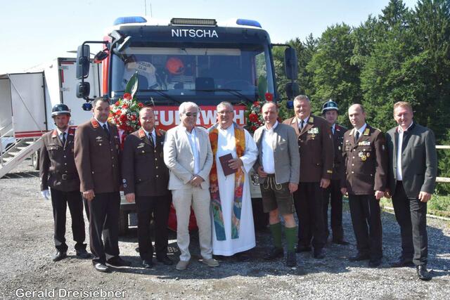 Die Fahrzeugsegnung des HLF 2 3000 mit den Ehrengästen. 