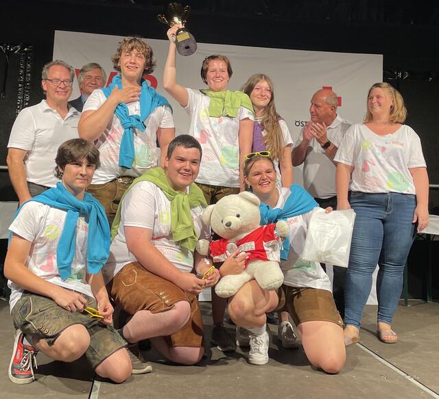 Österreichische Vizemeister: "Rescue Smarties" aus dem Lungau: Stehend v. links: Maximilian Amon, Christine Olschützer (Teamleaderin mit Pokal), Maria Prodinger, vorne v.li.: Elias Gruber, Julian Praschl, Johanna Wenger. Gratulanten: stehend links Michael Hinterhofer (JRK Salzburg) und stehend rechts: Siegfried Schrittwieser (RK Steiermark) und Sonja Kuba (JRK Österreich) | Foto: Österreichisches Rotes Kreuz Lungau