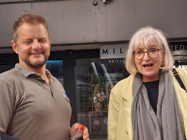 Mario Brunner mit Beate Palfrader, der Obfrau des Theaterverbandes Tirol