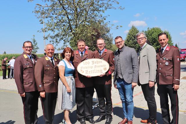 Das Kommandanten-Duo der FF Zettling Gernot Pölzl und Daniel Schlar (Bildmitte) mit Gernot Rieger, Alois Kirchberger, Vzbgm. Ingrid Baumhackl, Matthias Pokorn, Andreas Weitlaner und Ernst Gödl. | Foto: Edith Ertl