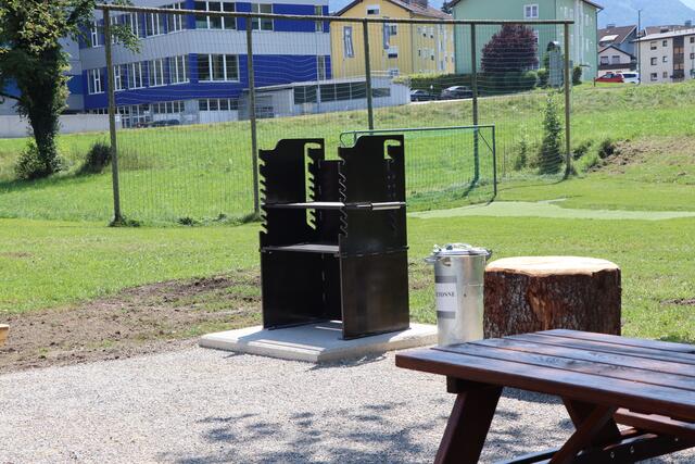 Zwei Grills und Bänke mit Tischen laden jetzt zum Verweilen ein.
