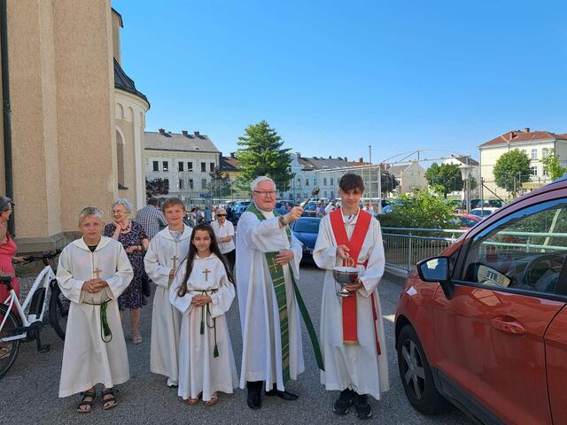 Pater Bernhard Maier spendet in Amstetten den Segen für Fahrzeug und ihre Lenker. | Foto: Wolfgang Zarl