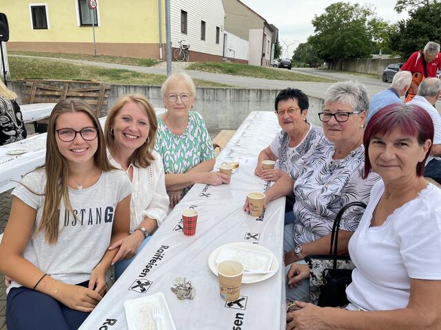 Zahlreiche Frühstückstgäste kamen und genossen die gemütliche Stimmung mit ihren Liebsten. | Foto: Beate Wurm