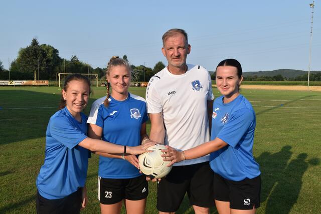 Neuzugänge: Enja Höfer, Bianca Gröller, Trainer Harald Bacher und Hannah Maurer | Foto: Michael Strini