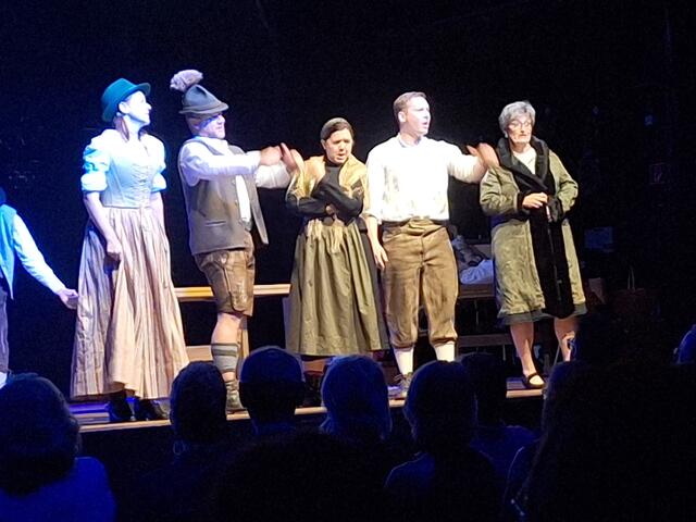Marion und Mario Brunner, Rosi Kals, Thomas Dürager und Barbara Kals standen bei den Volksschauspielen in Telfs auf der Bühne