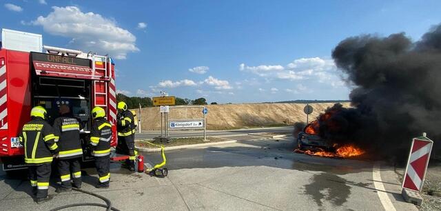 Der Wagen, aus dem während der Fahrt plötzlich Flammen geschlagen waren, brannte bei der Ausfahrt vom Kreisverkehr Königsdorf aus. | Foto: Feuerwehr Königsdorf-Ort