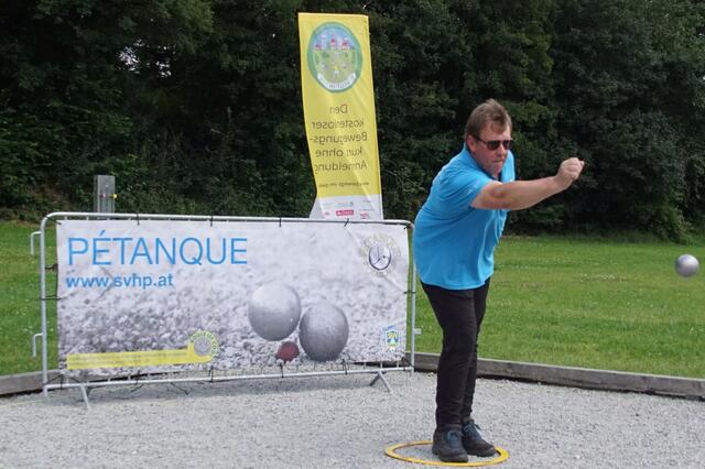 Der Obmann der Sektion Petanque des SV Haslach Andreas Priesner möchte in Zukunft viele Menschen, vor allem Jugendliche, mit dem „Petanque-Virus infizieren.“  | Foto: Helmut Eder