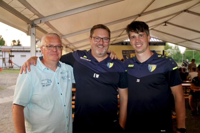 Obmann Alexander Pokorny, Präsident Elmar Waltner und Kapitän &amp; Co-Trainer Matthias Moormann in fröhlicher Feststimmung.