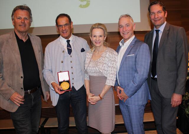 Manfred Jordan wurde eine seltene Ehrung des Ausbildungszentrums West zuteil. | Foto: AZW