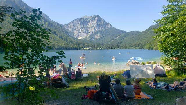 Badeplatz am vorderen See.
Mittig sieht man das Kreuz vom Brunnkogel