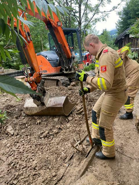 Die Aufräumarbeiten in Lungötz waren bereit am darauffolgenden Tag im vollen im Gang. | Foto: Freiwillige Feuerwehr Annaberg-Lungötz
