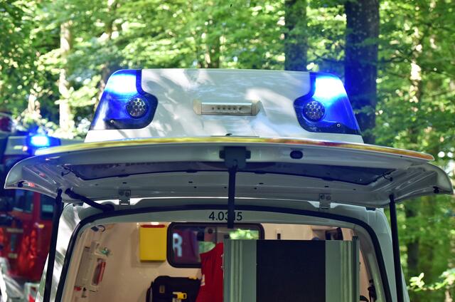 Der 17-jährige Lenker und seine 19-jährige Beifahrerin wurden ins Krankenhaus Vöcklabruck gebracht. | Foto: PantherMedia / Spitzi