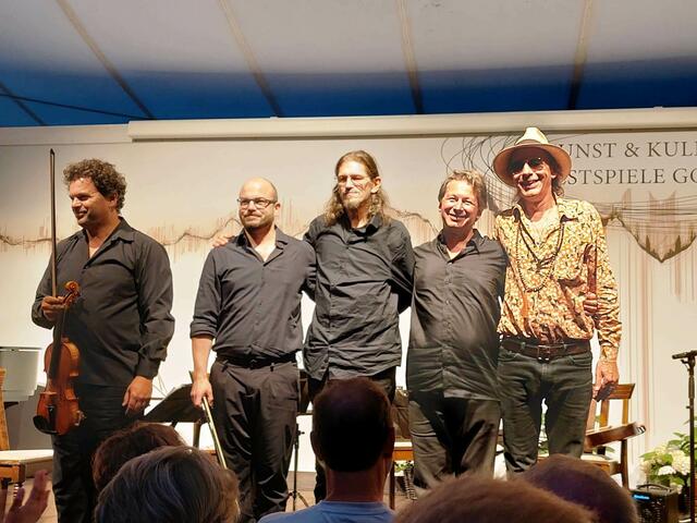 Peter Uhlig, Nikolai Tunkowitsch, Walther Soyka, Peter Havlicek als die Neuen Wiener Concert Schrammeln begeisterten mit Ernst Molden auf Burg Golling.