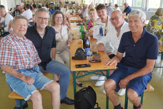 Obmann Josef Oswald (l.) begrüßte zahlreiche Gäste - darunter Familie Muhr und Latzko, sowie "Ranger Pep". | Foto: Michael Strini