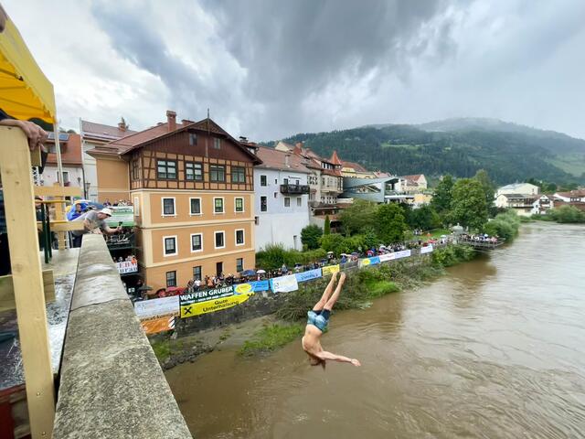 14 Meter in die ca 11 Grad kalte Mur...das war die Herausforderung, der sich rund 50 Springer stellten.