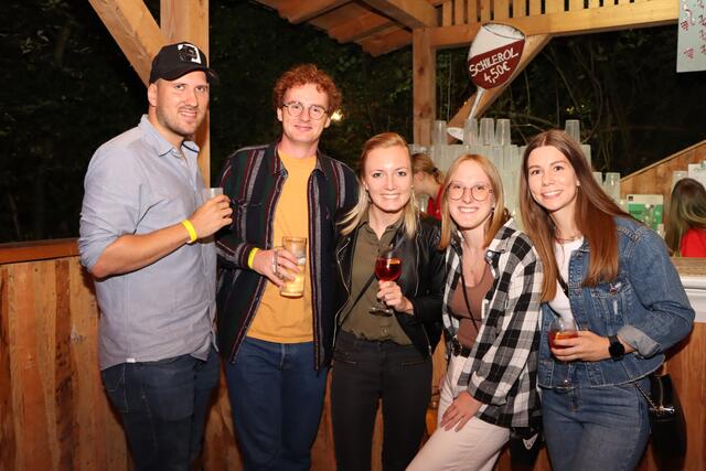 Lukas, Michael, Leonie, Carina und Nadine trinken auf einen gemütlichen gemeinsamen Abend. | Foto: Markus Bäumler/zema-medien.de