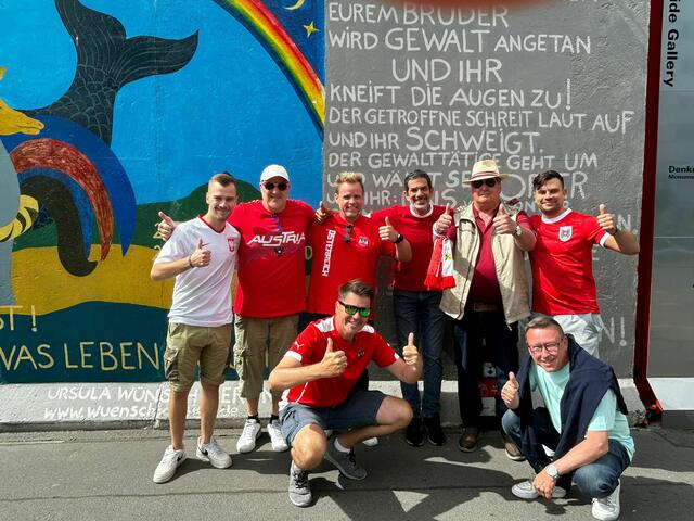 An der Berliner Mauer-Galerie „East Side Gallery“: hintere Reihe, von links: Norbert Fassl, Martin Braunshofer, Thomas Krammer, Erich Gstettner, Leopold Knapp und Andreas Gstettner. Vorn von links: Andi Knapp und Martin Nastl.
