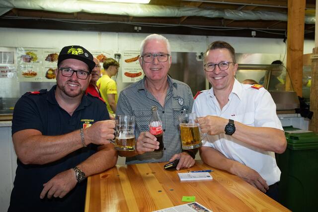 V.l.: Thomas Berger, Martin und Stefan Brandstätter genossen den geselligen Ausklang beim Frühschoppen der FF Küb.