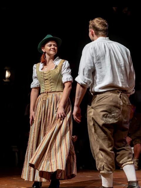 Marion Brunner und Thomas Dürager auf der Bühne in Telfs
