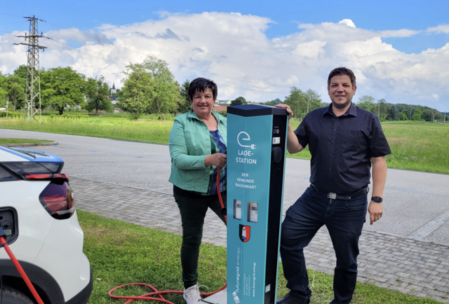 Vor der neuen Ladesäule: Bgm. Michaela Raber und Energieregionsmanager Andreas Schneemann. | Foto: Gemeinde Rauchwart