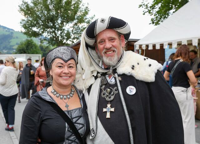Burgfrau Sophia mit Großmeister Bertram.