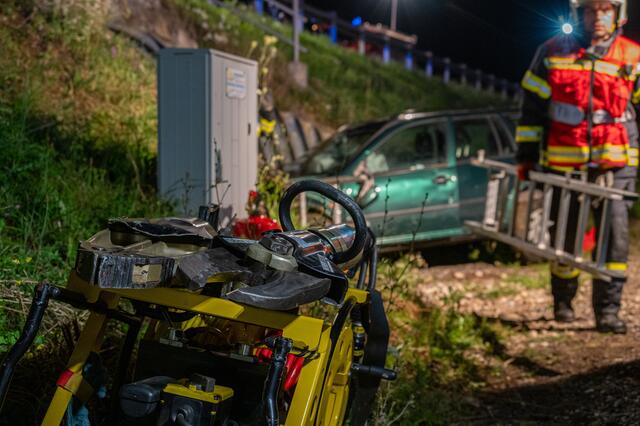 Die Bergung des Pkw forderte die Einsatzkräfte. | Foto: TEAM FOTOKERSCHI.AT / DAVID RAUSCHER
