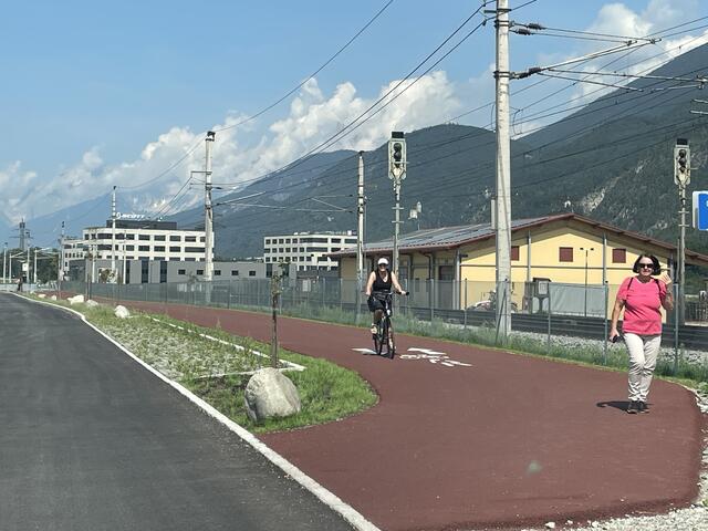 Die Industriestraße wurde völlig neu gestaltet – Radfahrer und Fußgänger haben viel Platz. | Foto: Hassl