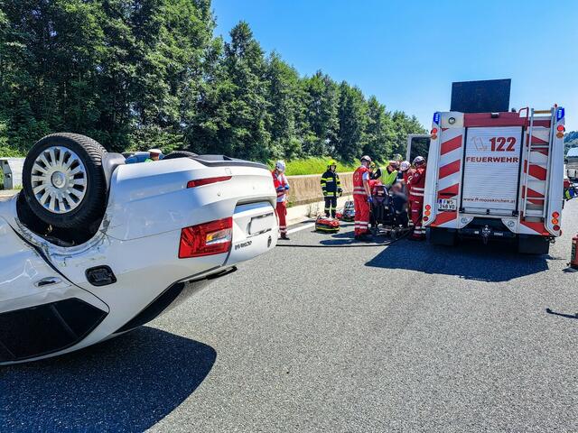 Beim Eintreffen der Feuerwehren Mooskirchen und Steinberg lag das Fahrzeug auf dem Dach. | Foto: FF Mooskirchen
