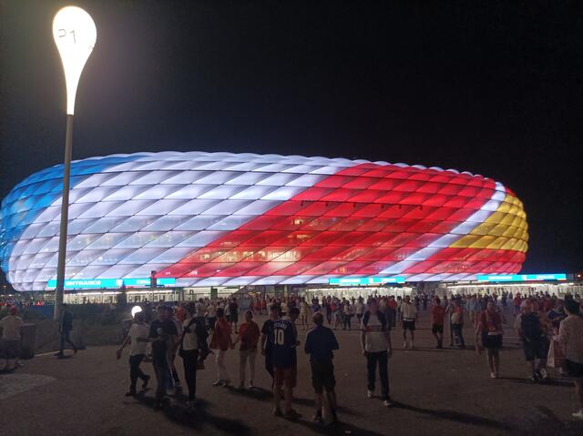 Stadionbeleuchtung beim Halbfinale 🇪🇸🇨🇵 | Foto: Werner Achs