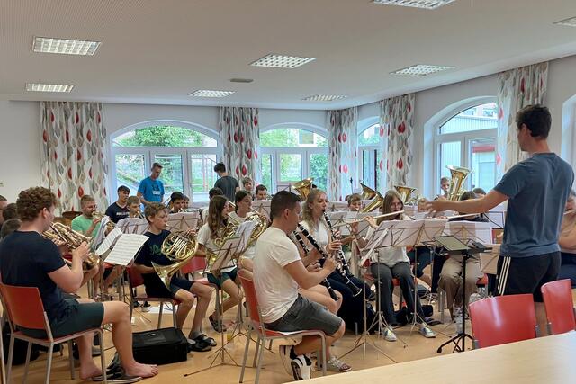 Die jungen Musiker übten für ein bevorstehendes Konzert.  | Foto: TFS Haslach