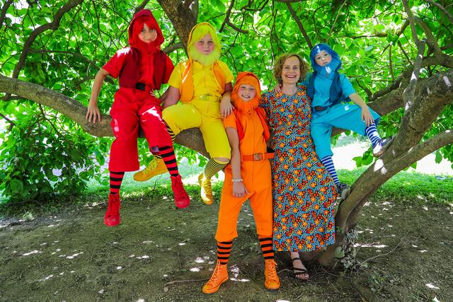 Intendantin Nina Blum und die sieben Zwerge sind bereit für die Premiere am Donnerstag. | Foto: Märchensommer Stmk/Martin Hesz