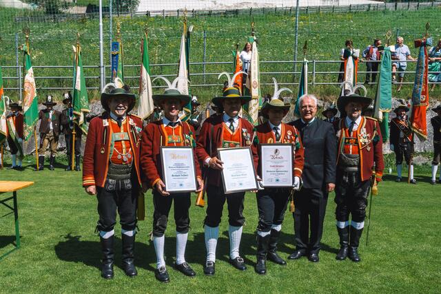 Bronzene Verdienstmedaille für Gerhard Seidner und Matthias Mösl. Das bronzene Ehrenzeichen der Tiroler Jungschützen erhielt David Pittracher. | Foto: Pernsteiner