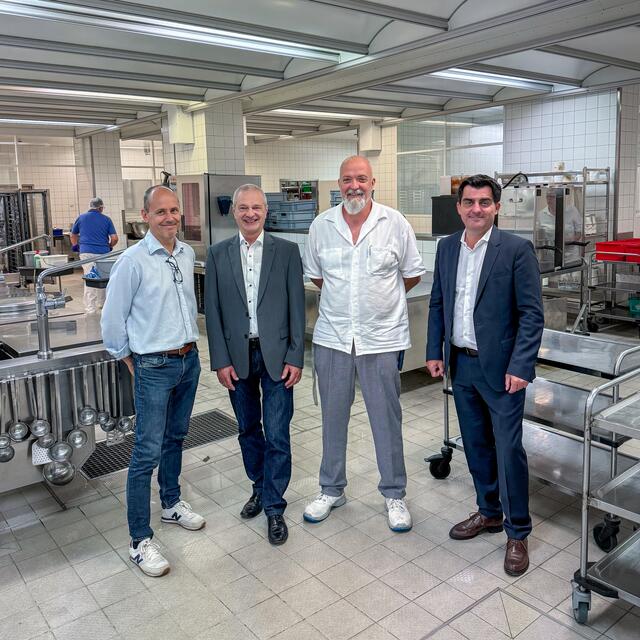 Martin Sack (Verwaltung), Anton Hörth (Kaufmännischer Direktor des LKH), Karl Wolf (Küchenleitung) und Bürgermeister Christian Gepp in der Küche des Landesklinikums Korneuburg. | Foto: Stadtgemeinde Korneuburg