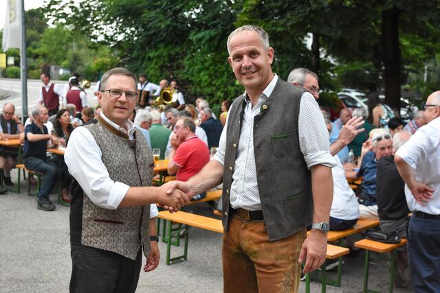 ÖVP-Klubobmann August Wöginger mit Bezirksparteiobmann Christian Mader am ÖVP Dämmerschoppen in Vöcklabruck (v.l.).  | Foto: OÖVP/Großruck