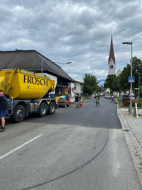 Nach drei Wochen intensiver Bauarbeiten ist die Totalsperre der Bundesstraße in Volders nun aufgehoben worden. | Foto: Gemeinde Volders