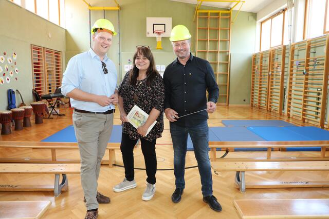 Waren für alles gerüstet, attestierten der Volksschule Egelsee aber nach ihrem Besuch einen guten baulichen Zustand: Bildungsstadtrat Martin Zöhrer, Direktorin Marianne Stromberger und Bürgermeister Peter Molnar (v. l.). | Foto: Stadt Krems