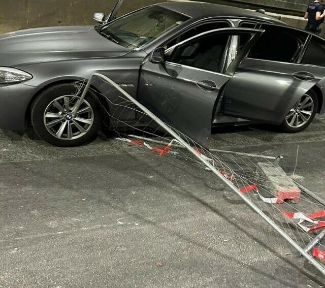 Ein fahrerflüchtiger Pkw wurde bei der Unterführung des Matzleinsdorferplatz angehalten und der Lenker festgenommen. Dieser sei zuvor an einem Verkehrsunfall beteiligt gewesen und danach geflüchtet.  | Foto: LPD Wien