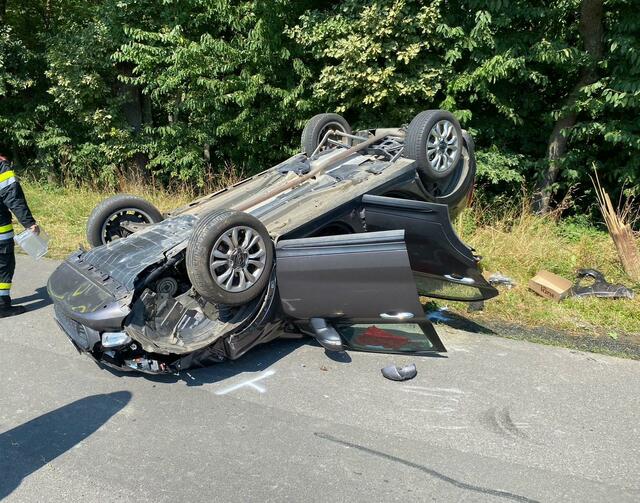 Der Fahrer des Unfallautos wurde ins Spital geflogen. | Foto: Bezirksfeuerwehrkommando Güssing