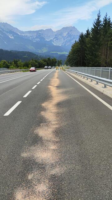 Söll: Durch den Unfall entstand ein Flurschaden im angrenzenden Feld, sowie eine etwa 300 Meter lange Ölspur auf der B178. | Foto: zoom.tirol