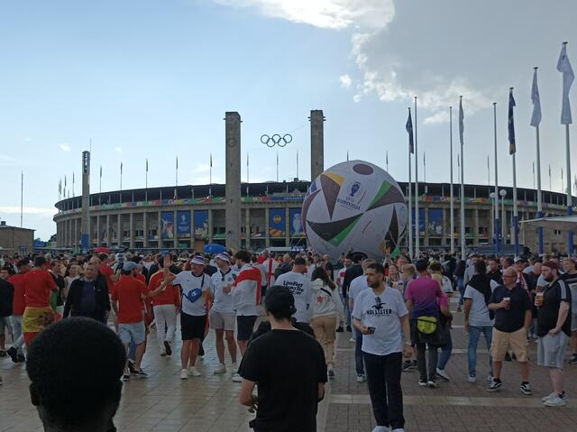 Vorm Berliner Olympiastadion ⚽ | Foto: Werner Achs