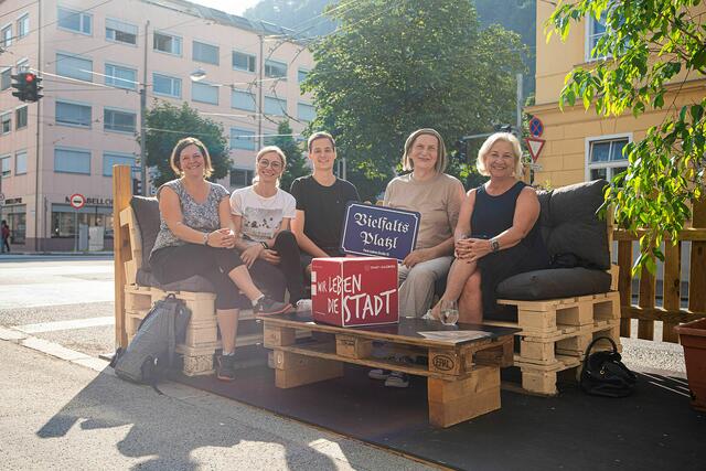 Eröffneten das neue Parklet: v.l.n.r.: Marlies Bodinger (Projektverantwortliche) und Barbara Mair (beide MA3 Soziales), Jonas Borchmann und Conny Felice von der HOSI Salzburg mit Stadträtin Andrea Brandner | Foto: Stadt Salzburg/Rocio Escabosa