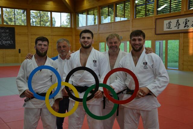 Im Zeichen der fünf Ringe (v.l.:): Kimran Borchashvili, Willi Reizelsdorfer, Olympiastarter Wachid Borchashvili, Manfred Dullinger und Shamil Borchashvili. | Foto: LZ Multikraft Wels