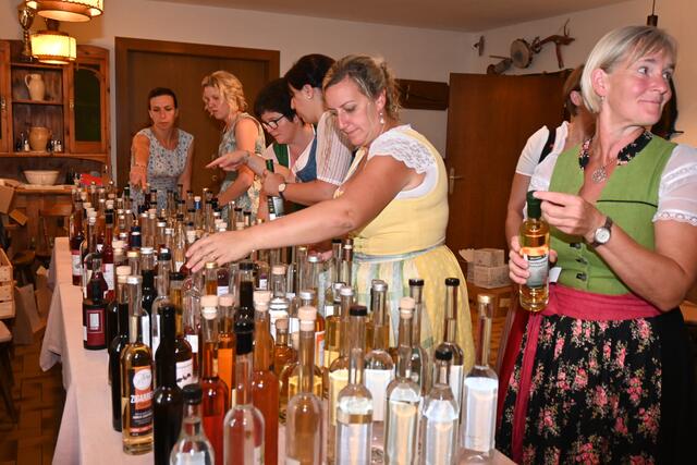 Helferinnen vom Bauernbund Sonntagberg versorgten insgesamt acht Tische mit den Verkostungsproben im Gasthof Lagler am Sonntagberg. | Foto: eisenstrasse.info