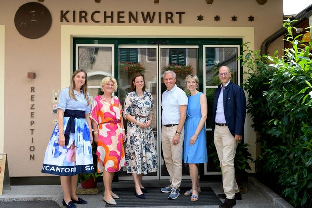Betriebsbesuch beim Kirchenwirt Wildeis in Weißenkirchen: V.l. Maria Gindl (Stabsabteilung Kammerleitung, WKNÖ), WKNÖ-Direktor-Stv. Alexandra Höfer, WKÖ-Generalsekretär-Stv. Mariana Kühnel, die Wirtsleute Manuela und Christian Wildeis sowie WKNÖ-Direktor Johannes Schedlbauer. | Foto: Attila Molnar