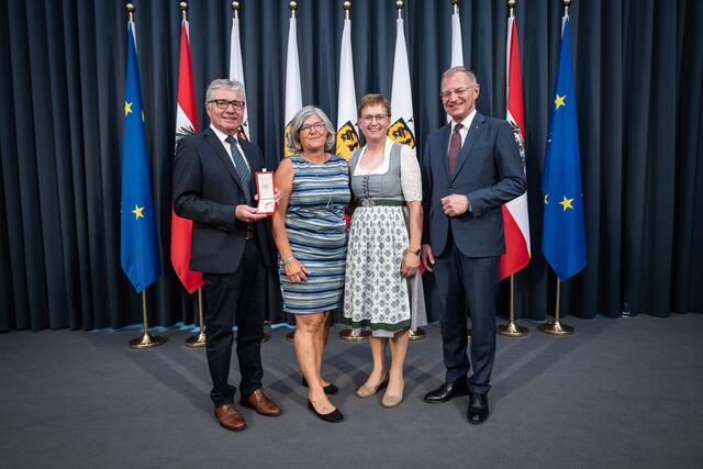 Josef und Margret Peterseil, Landwirtschaftskammer-Vizepräsidentin Rosi Ferstl und Landeshauptmann Thomas Stelzer. | Foto: Land OÖ/Peter Mayr