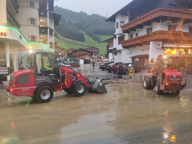 Die Einsatzkräfte der Freiwilligen Feuerwehren stand neuerlich im Dauereinsatz. | Foto: zoom.tirol