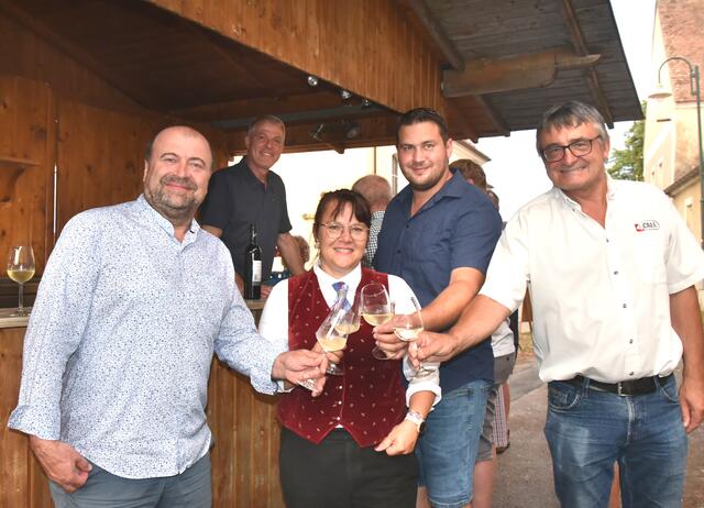 Gratulation an Organisatorin Karin Ecker durch Pfarrer Jerome, Bürgermeister Markus Baier und Musikkollege aus Obermarkersdorf Ernst Wally. | Foto: Herbert Schleich